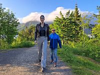 Ihned se to snažím napravit, ale ani tentokrát toho moc dáma nenamluví. Asi spěchá do nedalekého farního kostela.