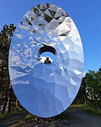 To my se vydáváme opačným směrem, kde si prohlížíme zajímavé umělecké dílo.