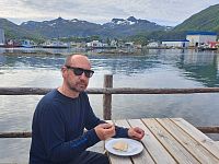 Už je nejvyšší čas ochutnal lofotskou sušenou tresku s více než 1000letou historií. Ta, co ochutnávám, je mladší. Jsem spokojen a tuto dobrotu mohu určitě doporučit. Díky místním podmínkám jsou sušené tresky zdravou potravou bez chemických přísad.