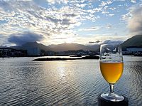 Když jsem za polárním kruhem, musím přeci zkusit místní pivo.