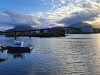 Přicházející červnovou půlnoc doprovází změna počasí. Bude nám pršet norské štěstí. Sluníčko to ale neřeší, také dnes nezapadne.