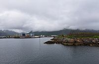 Nad městem i krajinou panuje šedá mlha. Občas se z ní nějaký kopec nebo dům vynoří, aby se vzápětí stal opět neviditelným.