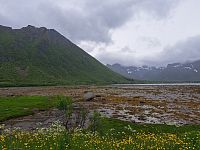Cesta podél pobřeží rozmanitou krajinou nás přivádí do dalšího norského kraje, který se jmenuje Troms. Na ostrově Hinnøya také na chvíli opouštíme území Lofot a putujeme po Vesterålen, což je sousedící souostroví.