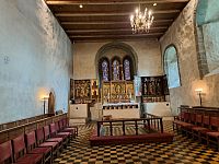 Dneska se zde koná svatba, a tudíž je svatostánek otevřen. Proč tedy nenakouknout dovnitř na bohatou výzdobou interiéru.