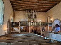 Zajímavě vypadají tři gotické triptychy, barokní kazatelna či varhany.