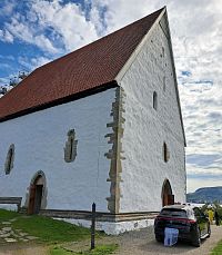 Řidič automobilu pečlivě urovnává závoj zavřený do zavazadlového prostoru automobilu následně odvážejícího nevěstu a ženicha. Musí se tedy určitě jednat o nějaký místní zvyk. Ale jaký, to zatím nevíme.