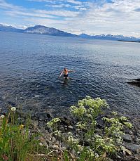 Hory v dáli se koupou v moři. Tak si říkám, že bych to mohl zkusit také. Překvapivě je voda v Norském moři pouze trošičku studená. Také tady ještě asi přitápí Golfský proud.