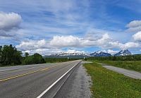 Slavná evropská cesta E10 je dlouhá 880 km, Spojuje švédský přístav Luleå s norskou vesničkou Å. Propojuje čtyři největší ostrovy Lofot až deseti mosty a osmnácti tunely a několika nasypanými hrázemi.