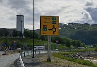 A už je tu zase. Trochu se na nás mračí, že jsme ji před třemi dny opustili. Když my jsme chtěli vidět Lofoty a tam silnice E6 nevede. Tak se po ní alespoň dneska chvíli projedeme. A maličko i zítra, ale poté ji budeme opět nevěrní s E10.