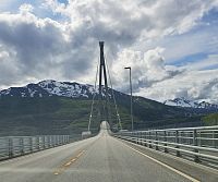 Před městem Narvik je visutý most Hålogaland, který vede přes Rombaksfjorden.