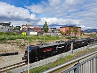 Já ty vagóny nepočítal, ale někde jsem četl, že patrně nejsilnější elektrické lokomotivy na světě táhnou za sebou takřka 70 plně naložených vozů.