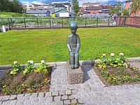 Také v Narviku na náměstí a jeho okolí si prohlížím zajímavé sochy, pomníky a památníky. Většinou není jednoduché určit důvod jejich osazení právě na daném místě.