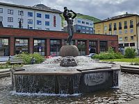 Podle letopočtu 1940-1945 by se sousoší mohlo vztahovat k druhé světové válce, ale proč jsou dáma i děťátko neoděni?