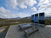 Důležitost Narviku spočívala tehdy stejně jako dnes v tom, že se jednalo o strategicky důležitý nezamrzající přístav, sloužící k dopravě švédské železné rudy, kterou Němci nutně potřebovali, a proto ji sem přiváželi po železnici z města Kiruna.