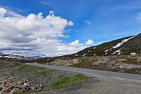 Občas silnici E 10 roztáhnou do neuvěřitelné šířky, aby vzápětí pro takovou frekventovanou trasu zvolili neskutečně úzkou cestu. Na ní musím někdy zpomalit či dokonce zastavit, abych se vyhnul proti jedoucímu autu.