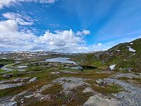 Kousek za hranicemi vjíždíme do krásné švédské přírody. Nelze si nevšimnout rozlehlosti a vzdálenosti mezi obydlenými místy.