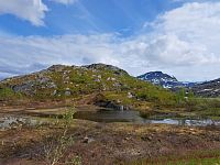 Nacházíme se v samém středu Laponska. Bedlivě se rozhlížíme, ale samozřejmě nečekáme, že uvidíme domorodé Laponce kočující mezi pobřežím a vnitrozemím v původním oblečení a se soby.