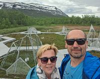 Uprostřed bažiny se nachází pět skleníků, které se postupně zvětšují. Myšlenkou této instalace je zvýšit teplotu uvnitř o několik stupňů a nastolit tak budoucí scénáře, v nichž teplota prudce vzroste podle různých klimatických studií.