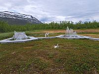 Tvary skleníků připomínají rozbité ledové kry. Snaží se ukázat, jaké obrovské množství plynu se může uvolnit, když organický materiál uzamčený v permafrostu arktického rašeliniště začne tát a mikroorganismy jej rozloží na metan nebo oxid uhličitý.