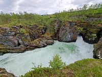 Řeka Abiskojåkka teče v Národním parku Abisko v severním Švédsku, v provincii Laponsko.