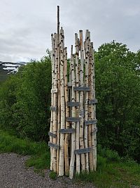 O kousek dál se zastavujeme u dalšího nevšedního turistického ukazatele.