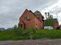 Budova nádraží Abisko Östra je typická pro železniční trať Malmbanan, která vede z města Luleå na švédském pobřeží Botnického zálivu do městě Narvik.