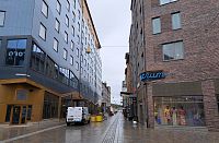 Některé domy již zbourali, jiné to čeká, další přesouvají a některé se postaví znovu jako kopie původních. Trvat to má až do roku 2100 a celá ta „legrace“ bude stát miliardy švédských korun. Ale bez rudného dolu by Kiruna patrně ekonomicky zanikla.