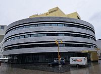 Symbolem stěhování se stala velkoryse pojatý nový objekt radnice, který září od roku 2018 jako dominanta do dáli. Obrovské kruhovité budově dali jméno „Krystal“ a převezli k ní původní zvoničku s hodinami.