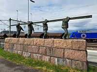 Kdyby náhodou někdo přijel do města vlakem a netušil o co tady jde, tak se stačí rozhlédnout a pochopí rovnici „Kiruna = železná ruda a železniční trať“. Hned vedle nádražní budovy je Pomník budovatelům železniční trati Malmbanan.