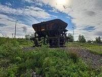 O kousek dále stojí starý železniční vagon, který kdysi vozil železnou rudu. Ročně se z okolí Kiruny odveze do Narviku přes 10 milionů tun železné rudy.