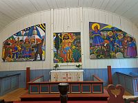 Svatostánek je sice zajímavý celý, ale ten oltář, nebo spíše vyřezávaný oltářní obraz od Brora Hjorta.