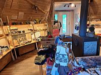 Hned vedle kostela Jukkasjärvi kyrka navštěvujeme Sámské muzeum, informační středisko, prodejnu suvenýrů a občerstvení.