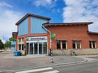 Obchody s alkoholem v Norsku již známe, ve Švédsku je to naše premiéra. Systembolaget je však také státní monopol s omezenou prodejní dobou, zejména o víkendech a státních svátcích.