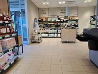 Stejně jako v sousední zemi mají ve zmíněných speciálních obchodech velký výběr všech druhů alkoholu v různých cenových hladinách a k tomu ochotný personál, který má velmi dobré vědomosti a vždy nabídne radu.