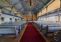 Proč se tedy nepodívat dovnitř. Kostel působí vzhledem k šířce lodi téměř čtvercovým dojmem.