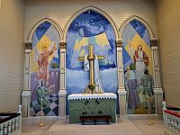 Kostel pojme až 750 lidí, ale dnes jsme zde naštěstí sami. Místo klasického oltáře si prohlížíme zajímavý oltářní obraz od Ivara Hjertkvista.