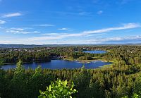 Stoupám po 42 schodech a nahoře si užívám výhledy na nedaleké město i kouzelnou švédskou přírodu.