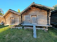 Většina domácností měla až deset domestikovaných sobů, které používala jako soumarská zvířata a k tažení saní při přesunech mezi tábory a na cestách do kostela nebo na trhy.