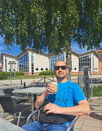 Dnes nás už od rána doprovází na cestě sluníčko, a tudíž nám při další zastávce v obci Dorotea dělá společnost ledová káva.