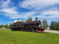 O kousek dále si v městečku Hoting prohlížíme u nádraží historickou lokomotivu ånglok E 952. Je to už několikátá ukázka toho, že železnice měla vždy hodně společného se zdejším krajem. A vlastně stále má.