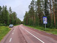 Na hranicích žádnou budovu ani závoru nevidíme, celníci nás nezastavují, hlídá to tady pouze kouzelná okolní příroda. Nebýt hraničních kamenů, člověk by ani nepoznal, že přejíždí do jiného státu.