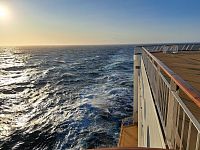 V podvečer však nastává zajímavá změna. Plovoucí hotel se začíná houpat.