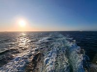 Mírné vody Baltského dnes trochu zdivočely. Trajekt se regulérně houpe. Vlastně nehoupe, on sebou hází. A s námi také.