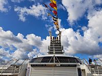 Ráno už to houpe méně, ale pořád dost fouká. Naštěstí se na nás přišlo podívat sluníčko.