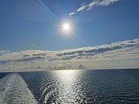 Okolo nás je moře, jenom voda. Několik hodin se dokážeme na ni dívat, ale kdyby nám to někdo pustil jako záznam na videu, tak se po pár minutách začneme nudit. Plavbou po moři se totiž stáváme jeho součástí.