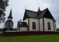 V obci Älvros si prohlížíme zajímavou zvonici u hřbitovního kostela. Bohužel je zavřeno. Holt někdy je přáno, jindy zase ne.