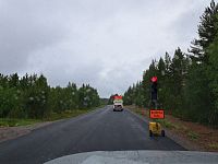 Další opravovaný úsek a opět nás čeká jízda krokem po štěrku. Znovu nás překvapuje délka té stavby, která končí patrně až tam, kde se nebe stýká se zemí. A přitom jsem nikde předtím neviděl upozornění na opravu komunikace.