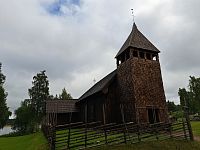 Särna Gammelkyrka je ale tak trochu schován před návštěvníky městečka. My jsme ho naštěstí objevili a stavba si na první dobrou získala naše uznání a obdiv.