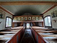 Roku 1843 je celý interiér natřen bílou barvou a na zdi nechali namalovat nové obrazy apoštolů.