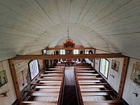 Starý kostel byl údajně postaven za pouhé tři týdny na břehu jezera Särnasjön, přesně 40 let poté, co byla Särna dobyta zpět od Norska, tedy v roce 1684.